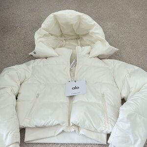 Alo yoga Ivory Foxy Puffer Jacket size Small NWT